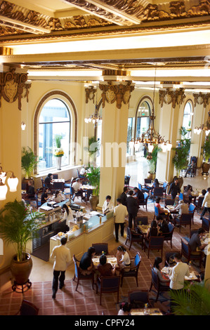 Balkon mit Blick auf The Peninsula Hotel Lobby während der anstrengenden Nachmittag High Tea-Time. September 2011. Stockfoto