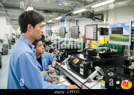Arbeiter montieren Handheld Inventar Computergeräte am Fließband in der Venture Corp-Fabrik in Singapur Stockfoto