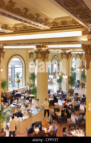 Balkon mit Blick auf The Peninsula Hotel Lobby während der anstrengenden Nachmittag High Tea-Time. September 2011. Stockfoto