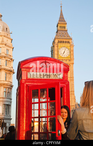 England, London, Westminster, rote Telefonzelle und Big Ben Stockfoto
