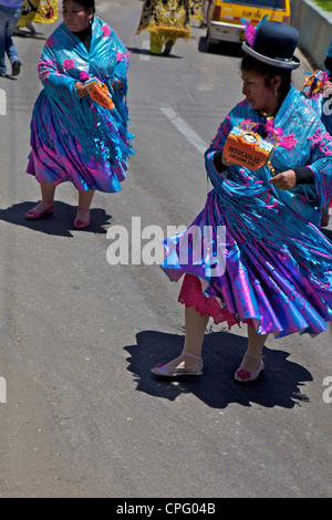 Hochzeitszug mit traditionell gekleideten Peruaner, Arequipa, Peru Stockfoto