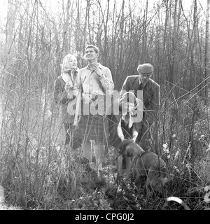 Anzeige von sechziger Jahre Förderung der schottischen Zigaretten mit einem Mann in einem Kilt mit einer jungen Frau und ein paar auf der Bank ein Loch. Stockfoto