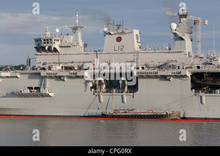 HMS Ocean festgemacht in Greenwich während der Olympischen Spiele 2012 in London Sicherheitsoperation. Stockfoto