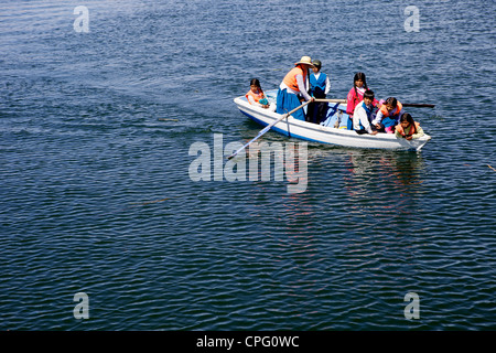 Aymara Leute im Boot, Uros Insel, Titicacasee, Peru, Südamerika Stockfoto