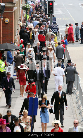Elegant gekleidete Menschen auf Ascot High Street, Ascot, Großbritannien Stockfoto