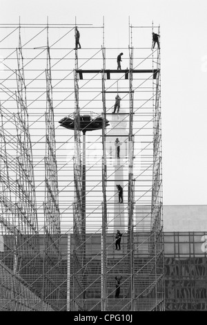 Gerüstbauer Montage Gerüststangen, Berlin, Deutschland Stockfoto