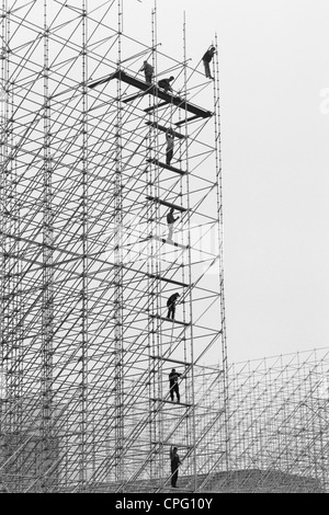 Gerüstbauer Montage Gerüststangen, Berlin, Deutschland Stockfoto