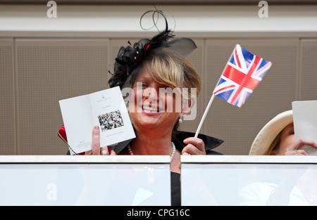 Frau mit eine kleine britische Flagge und ein Liederbuch Royal Ascot bei Pferderennen, Ascot, Großbritannien Stockfoto