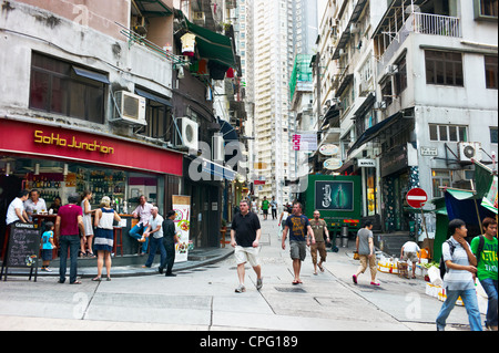 Expats, einheimische und Touristen in einer belebten Kreuzung in Soho, Central Hong Kong. Stockfoto