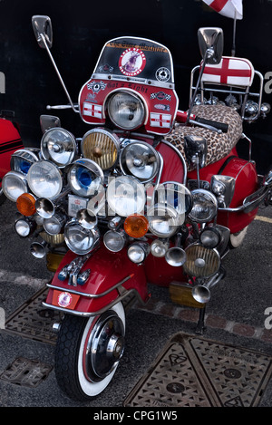 Vespa-Roller dekoriert wie in den 1960er Jahren durch Mods im Vereinigten Königreich Stockfoto