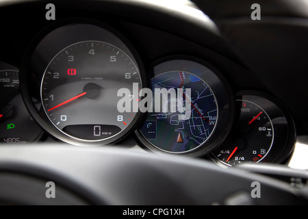 Porsche Panamara/Navi (GPS) in Mittelkonsole. Stockfoto