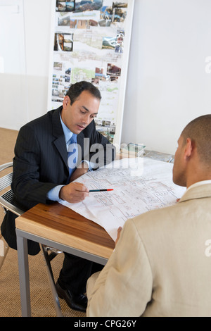 Zwei Geschäftsleute diskutieren über Blaupause. Stockfoto