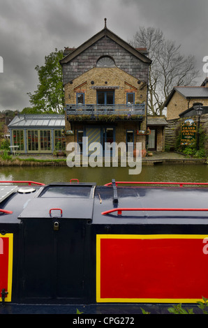 eine schmale Boot gegenüber der "Lager" jetzt ein Privathaus am Grand Union Canal Berkhamsted UK Stockfoto