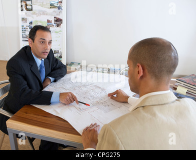 Zwei Geschäftsleute diskutieren über Blaupause. Stockfoto