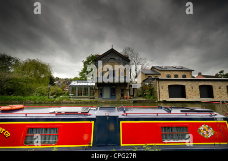 eine schmale Boot gegenüber der "Lager" jetzt ein Privathaus am Grand Union Canal Berkhamsted UK Stockfoto