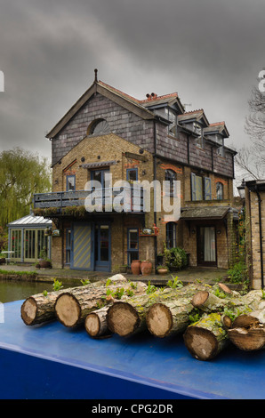 gesägte Protokolle auf einem engen Boot gegenüber der "Lager" jetzt ein Privathaus am Grand Union Canal Berkhamsted UK Stockfoto