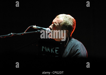 Sänger Chris Martin von Coldplay im V 2003 V Festival 2003, Hylands Park, Chelmsford, Essex, England. Stockfoto