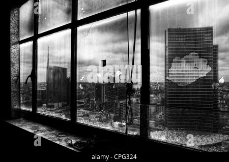 Panorama von Mailand (Italien) von einem verlassenen Wolkenkratzer-Fenster aus gesehen Stockfoto