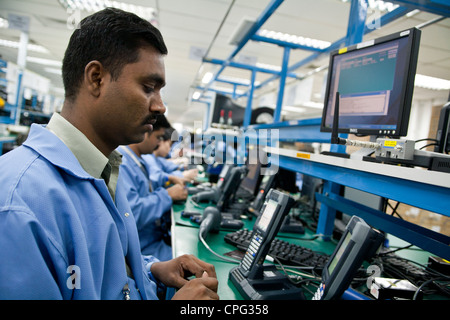 Arbeiter Testgeräte Handheld Inventar Computer am Fließband in der Venture Corp-Fabrik in Singapur Stockfoto