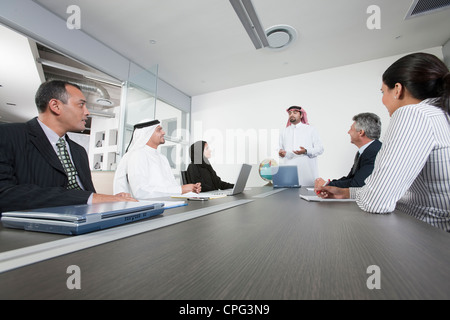 Gruppe von Geschäftsleuten mit einem treffen. Stockfoto