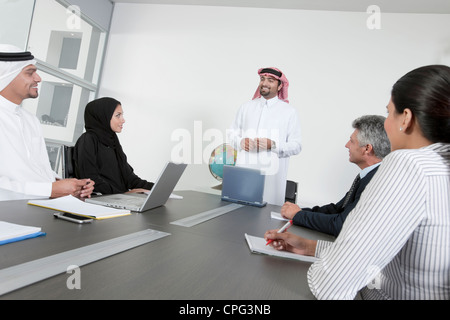 Gruppe von Geschäftsleuten mit einem treffen. Stockfoto