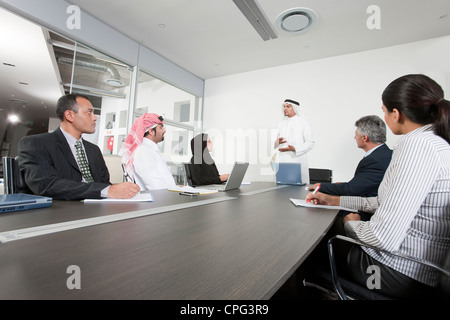 Gruppe von Geschäftsleuten mit einem treffen. Stockfoto