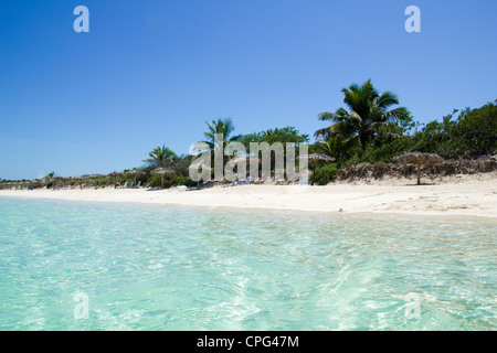 Karibik-Strand in den Schlüssel der Heiligen Maria, einer Insel umgeben von Riffen, klarem Wasser und weißen Sand. Stockfoto