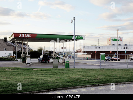 ASDA 24 Stunden einkaufen und Benzin an aus der Stadt Fachmarktzentrum in Barrow in Furness, Cumbria Stockfoto