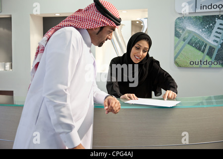Arabische Rezeption Geschäftsmann mit Dokument zu unterstützen. Stockfoto