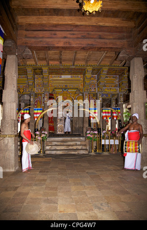 Trommler in der Zahn-Heiligtum, Tempel der Zahnreliquie oder Sri Dalada Maligawa, Kandy Sri Lanka Stockfoto