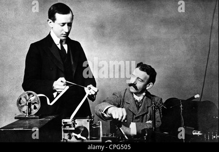 Marconi, Guglielmo, 25.4.1874 - 20.7.1937, italienischer Ingenieur und Erfinder des Radiotelegraphensystems, halbe Länge, mit seinem Assistenten Georg Kemp und seinem Telegrafen, 1901, Stockfoto