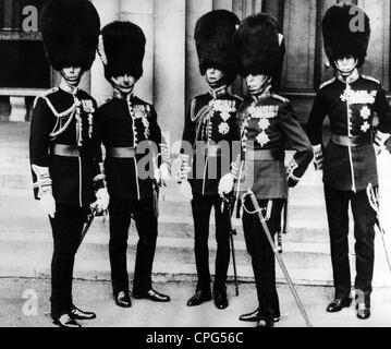 Militär, Großbritannien, Wachen, Oberste der fünf Regimenter der Fußwächter, darunter König Georg V. (Grenadier Guards), Eduard Prinz von Wales (Welsh Guards) und Prinz Albert Herzog von York (Scots Guards), London, 1933, König Edward VIII, König Georg VI, Windsor, Sachsen-Coburg-Gotha, Sachsen-Coburg-Gotha, Uniform, Coldstream Guards, Irish Guards, colonel.in-chief, Oberst, Infanterie, 1930er, 30er, 30er, 20. Jahrhundert, historisch, historisch, Menschen, zusätzliche Rechte-Clearences-nicht verfügbar Stockfoto