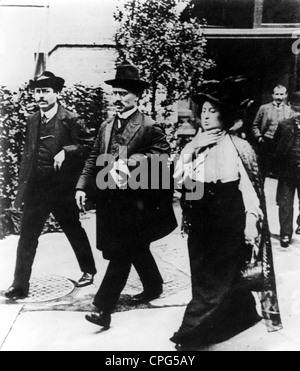 Liebknecht, Karl, 13.8.1871 - 15.1.1919, deutscher Politiker, volle Länge (Mitte), mit Rosa Luxemburg, ca. 1910, Stockfoto