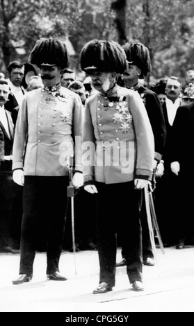 Franz Joseph I., 18.8.1830 - 21.11.1916, Kaiser von Österreich 2.12.1848 - 21.11.1916, volle Länge, mit Erzherzöge Franz Ferdinand, ca. 1910, Stockfoto