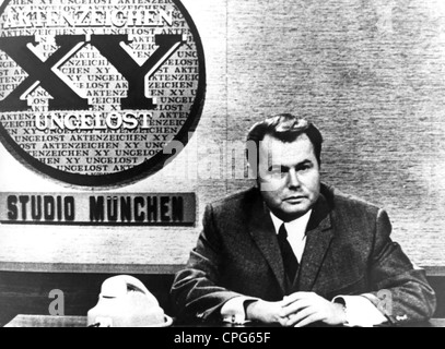 Zimmermann, Eduard, 4.2.1929 - 19.9.2009, deutscher Journalist, TV-Moderator, halbe Länge, in der TV-Serie Aktenzeichen XY Unerlöst (Aktenzeichen XY Ungelöst), 1970, Stockfoto