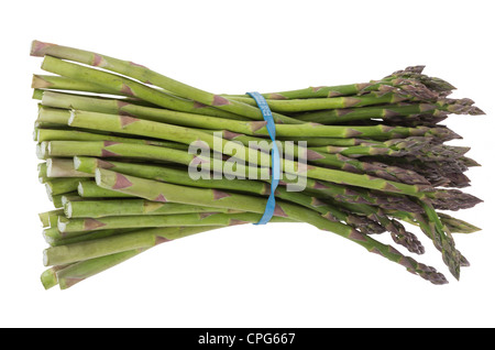 Frisch geerntete Menge Frühjahr Spargel auf weiß Stockfoto