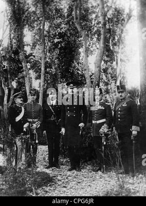 Militär, Uniformen, Verschiedenes, Offiziere verschiedener Nationen, wahrscheinlich während eines Manövers, um 1910, Zusatzrechte-Clearences-nicht vorhanden Stockfoto