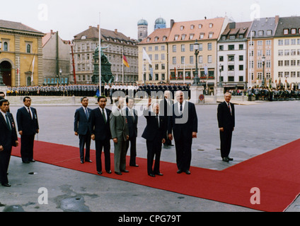 Politik, Konferenzen, G7-Gipfel, München, 6.7.- 9.7.1992, Bundeskanzler Helmut Kohl mit japanischem Premierminister Kiichi Miyazawa, Max-Joseph-Platz, 6.7.1992, Konferenz, Ankunft, Begrüßung, roter Teppich, Weltwirtschaft, Treffen, G-7, Deutschland, Japan, 1990er, 20. Jahrhundert, historisch, historisch, NICHT, Menschen, Zusatzrechte-Clearences-nicht vorhanden Stockfoto