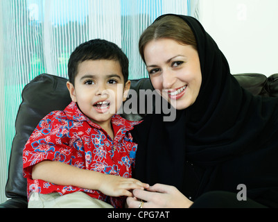 Mutter und Sohn auf dem Sofa sitzen Stockfoto