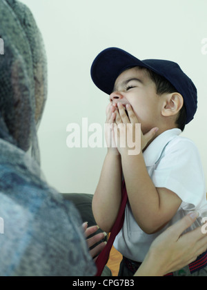 Arabische Jungen in uniform Stockfoto