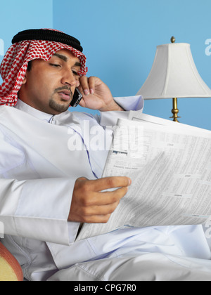Arabische Mann lesen Zeitung Stockfoto