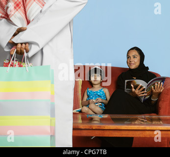 Mann mit Einkaufstasche Stockfoto