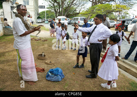 Sri Lanka Zuschauer Schlangenbeschwörer, Galle, Sri Lanka, Asien Stockfoto