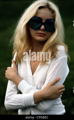 Mode, 70er Jahre, Damenmode, Frau mit blauer Sonnenbrille, 70er Jahre, , zusätzliche-Rights-Clearences-not available Stockfoto
