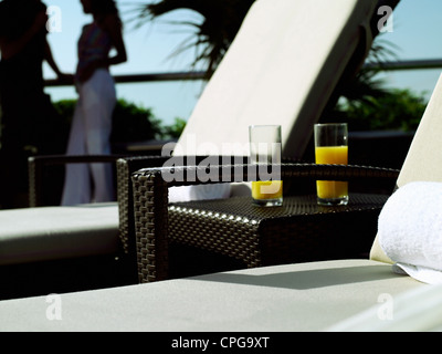 Junges Paar neben dem Pool. Stockfoto