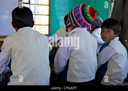 Kinder in der Schule auf Islas Flotantes, schwimmende Inseln, Flotantes, Titicacasee, Peru, Südamerika Stockfoto