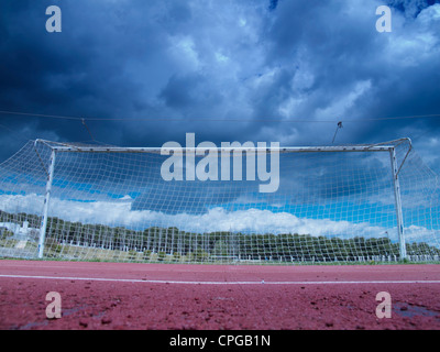 Fußball Netto unter einem stürmischen, bedrohlichen Himmel. Torremolinos, Provinz Malaga, Spanien. Stockfoto