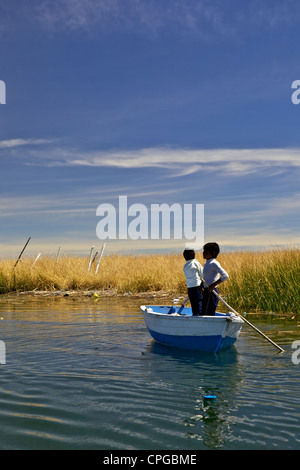 Aymara-jungen in einem Boot, Flotantes, Titicacasee, Peru, Südamerika Stockfoto