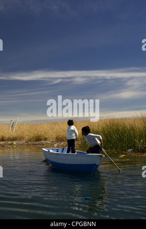 Aymara-jungen in einem Boot, Titicacasee, Peru, Südamerika Stockfoto