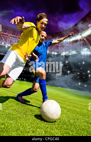 zwei Fußballspieler vom gegnerischen Team auf dem Feld Stockfoto